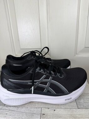 ASICS  Black Athletic Shoes with White Sole The ASICS GEL-KAYANO 30 size 8